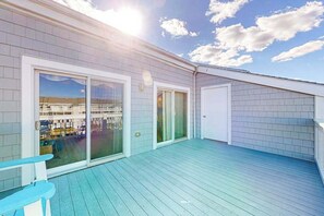 Terrace/patio - Stunning canal front Condo w/ Sunny Patio, Central AC, WiFi & Shared Pool (Ocean City)