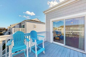 Property grounds - Stunning canal front Condo w/ Sunny Patio, Central AC, WiFi & Shared Pool (Ocean City)