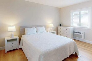Iron/ironing board, WiFi, bed sheets - Bali 202 (Ocean City)