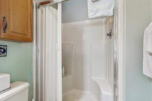 Shower, hair dryer, towels - Beach Retreat (Ocean City)