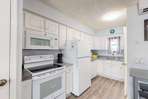 Fridge, microwave, oven, stovetop - Waterfront 1BR townhome with loft and pool - walk to the beach and boardwalk (Ocean City)