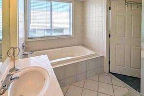 Douche, sèche-cheveux, serviettes fournies