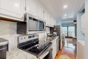 Fridge, microwave, oven, stovetop - Decatur House 305 (Ocean City)