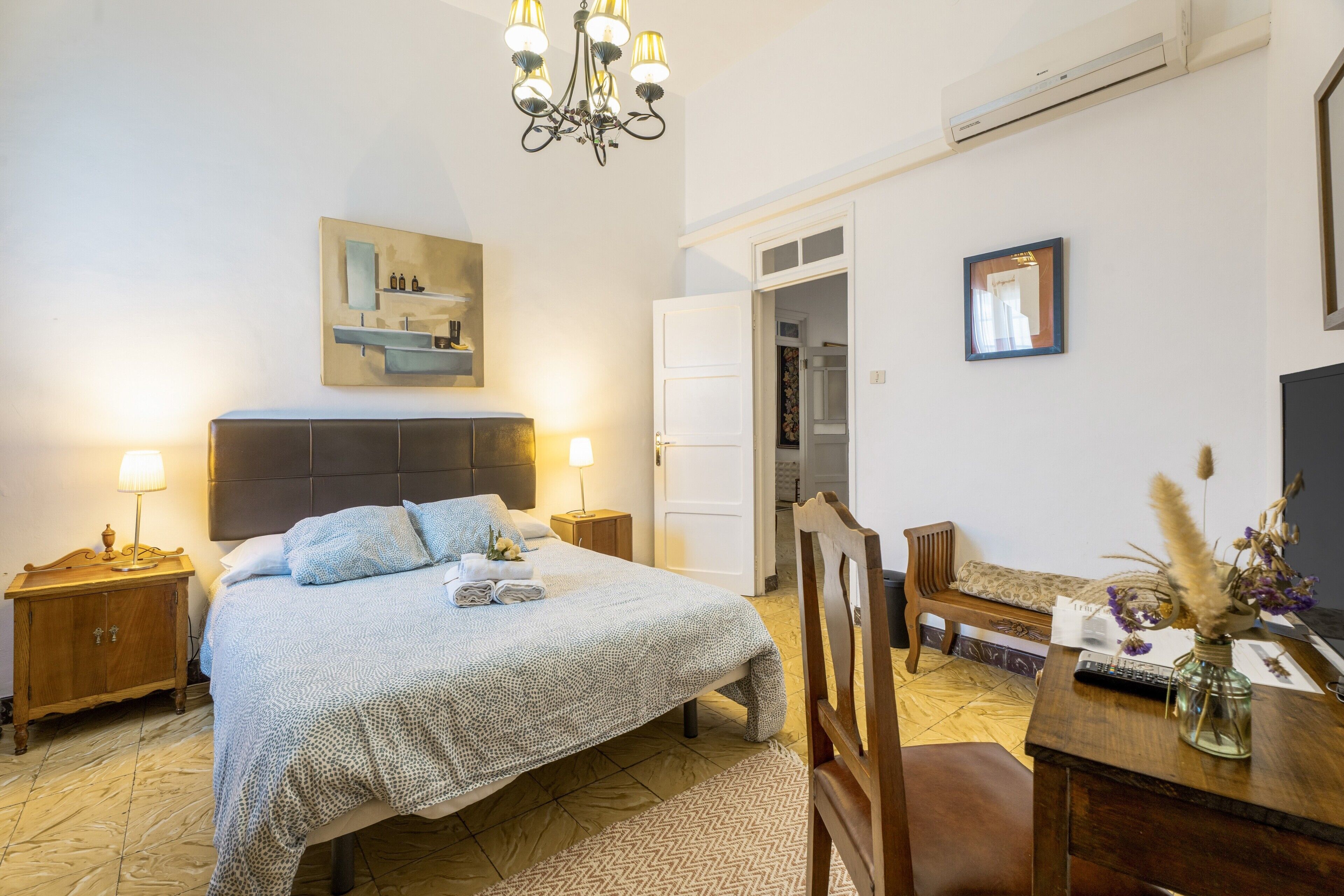 2 slaapkamers, een strijkplank/strijkijzer, wifi, beddengoed