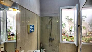 Dusche, Haartrockner, Handtücher