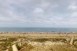 On the beach - Fully Equipped Oceanfront Condo w/Great Beach View, Balcony & Shared Pool/Tennis (Ocean City)