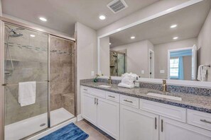 Shower, hair dryer, towels - Luxury townhouse close to beaches, restaurants & shopping (Berlin)