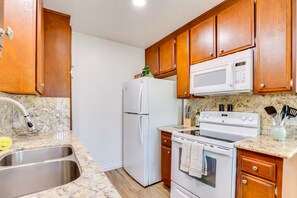 Private kitchen - Oceanside Escape with AC / Walk to Beach, Coffee & Dining (Oceanside)