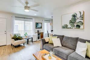 Living area - Oceanside Escape with AC / Walk to Beach, Coffee & Dining (Oceanside)