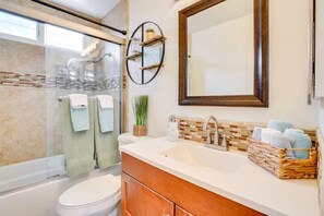 Hair dryer, towels, soap, toilet paper - Oceanside Escape with AC / Walk to Beach, Coffee & Dining (Oceanside)