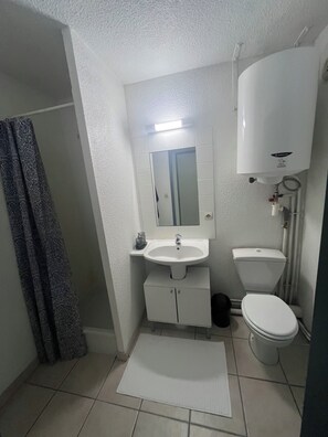 Shower, towels, soap, toilet paper - Studio in the center of Toulouse, 7 minutes by bike from Place Saint Pierre (Toulouse)