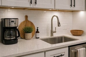 Junior Studio Suite | Private kitchen - T Harbors Hotel & Suites (Toronto)