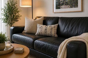 Junior Studio Suite | Living area - T Harbors Hotel & Suites (Toronto)