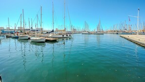 A marina with multiple boats docked, calm water, and a clear sky. - Le 6ème Sens: a getaway for two in Toulon (Toulon)