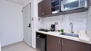Standard Studio | Private kitchen | Microwave, dishwasher, cookware/dishes/utensils