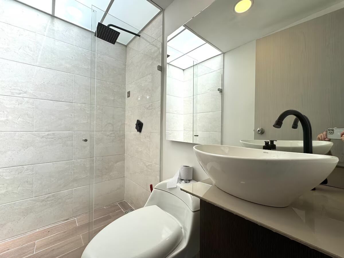 Standaard loft (103) | Badkamer | Een douche, handdoeken, zeep, toiletpapier