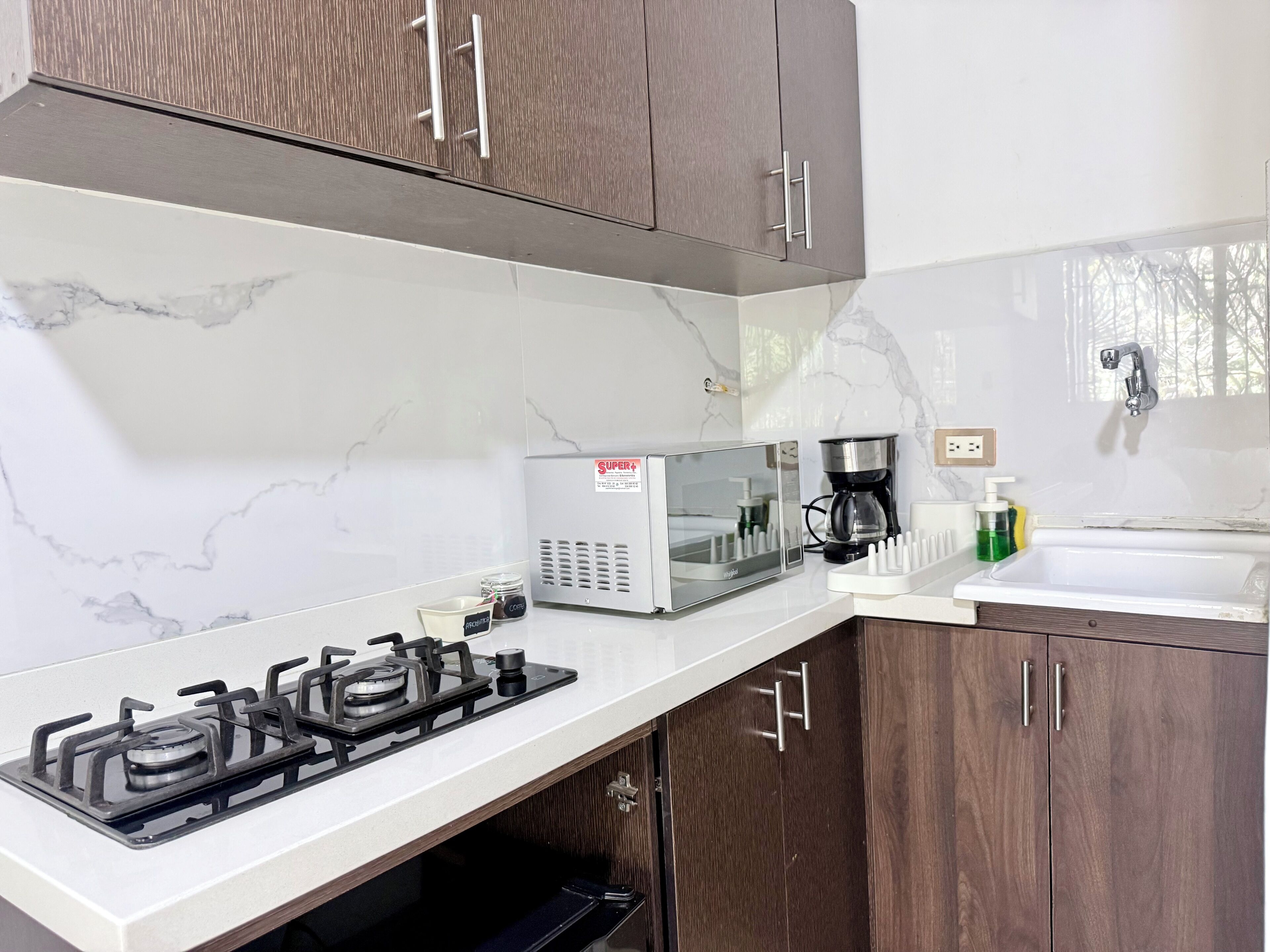 Loft Standar | Dapur pribadi | Microwave, mesin pencuci piring, dan peralatan masak/sendok-piring