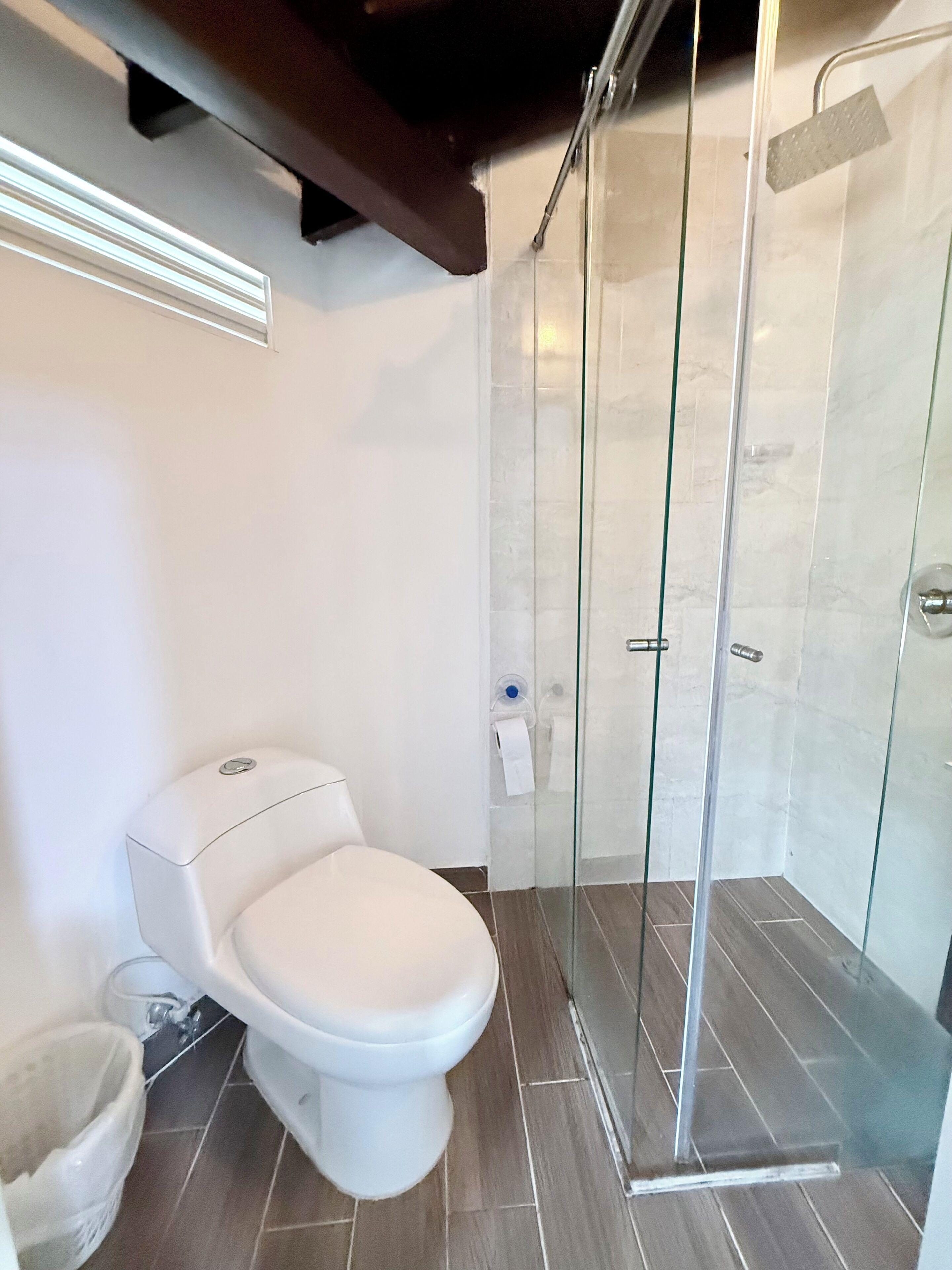 スタンダード スタジオ | バスルーム | シャワー、タオル、石鹸、トイレットペーパー