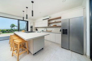 Réfrigérateur, four à micro-ondes, un four, surface de cuisson