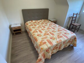 Iron/ironing board - Charming house with garden in Monterblanc (Monterblanc)