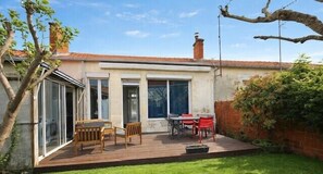 Outdoor dining - Charming home near beaches & center (La Rochelle)