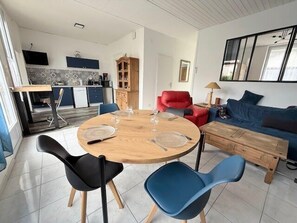 Living area - Charming home near beaches & center (La Rochelle)