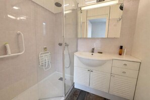 Bathroom - Charming home near beaches & center (La Rochelle)
