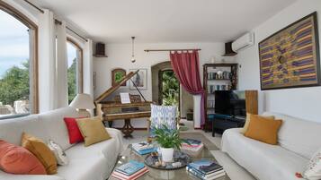 TV, fireplace, stereo