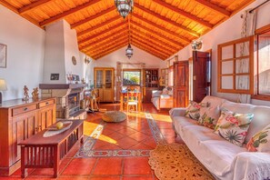 TV - Casa El Algarrobo – Home above the clouds with sea views (Puntagorda)