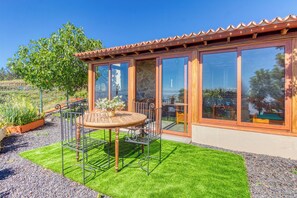 Outdoor dining - Casa El Algarrobo – Home above the clouds with sea views (Puntagorda)