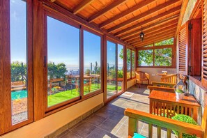 Outdoor dining - Casa El Algarrobo – Home above the clouds with sea views (Puntagorda)