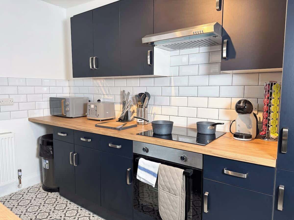 Coffee/tea maker, fridge, microwave, oven