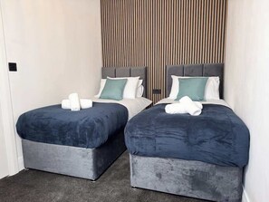 4 bedrooms, WiFi, bed sheets - Prime TS1 Location Walk to Shop, Uni and Transport (Middlesbrough)