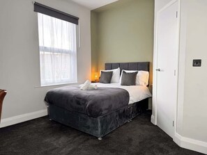 4 bedrooms, WiFi, bed sheets - Prime TS1 Location Walk to Shop, Uni and Transport (Middlesbrough)