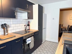 Fridge, microwave, oven, stovetop - Prime TS1 Location Walk to Shop, Uni and Transport (Middlesbrough)