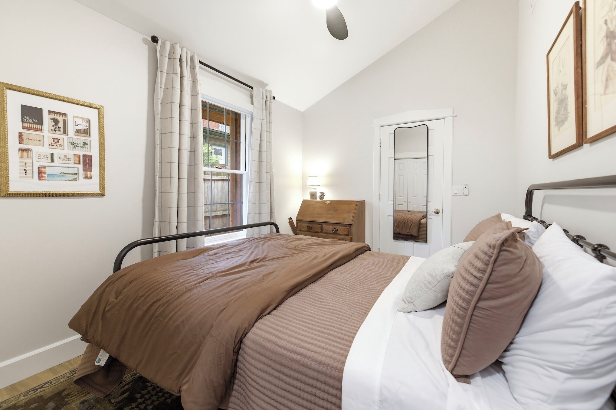 Desk, travel cot, free WiFi, bed sheets
