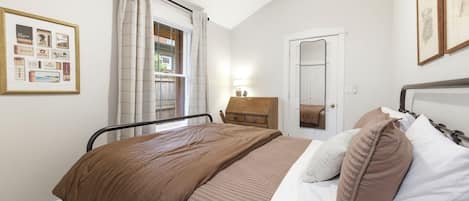Desk, travel cot, free WiFi, bed sheets