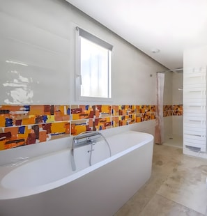 Een douche, een haardroger, handdoeken