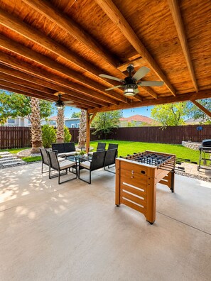 Outdoor dining - Family Retreat Near Randolph AFB, Patio & Comfort (Converse)