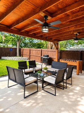 Outdoor dining - Family Retreat Near Randolph AFB, Patio & Comfort (Converse)
