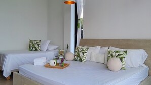 Una cama doble con cabecera de madera, dos mesitas de noche y una lámpara de noche.