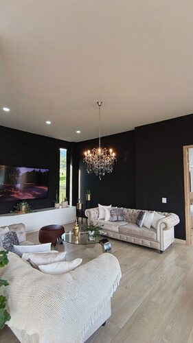 Serene 4-bedroom chalet in charming Darien perfect for relaxing stays