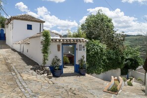 Property grounds - El Tejar, villa in Montecorto with pool and garden (Montecorto)