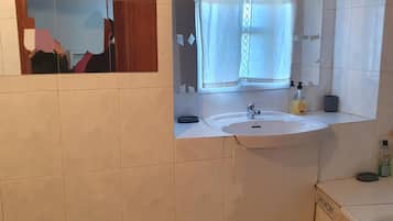 Bidet, toilet paper