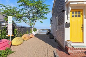 Beach nearby, sun-loungers, beach towels - Stylish West End Condo – Walk to Town, Private Patio, Parking & A/C (Provincetown)