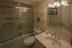 Towels - Stunning lakeside condo in Hound Ears community. Convenient to both Boone and Bl (Boone)