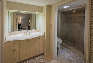 Towels - Stunning lakeside condo in Hound Ears community. Convenient to both Boone and Bl (Boone)