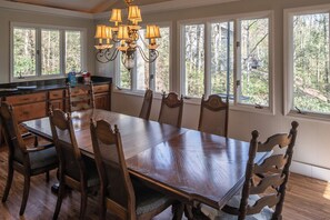 Dining - Serene mountain retreat nestled within a wooded section of the Hound Ears commun (Boone)