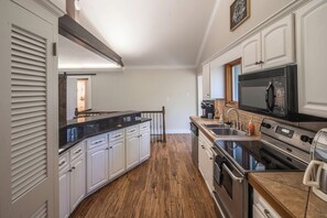 Fridge, microwave, oven, stovetop - Serene mountain retreat nestled within a wooded section of the Hound Ears commun (Boone)