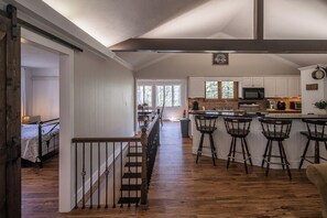 Fridge, microwave, oven, stovetop - Serene mountain retreat nestled within a wooded section of the Hound Ears commun (Boone)